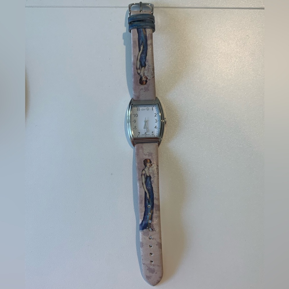 Icon Leather Watch with 20s/30s Lady Design